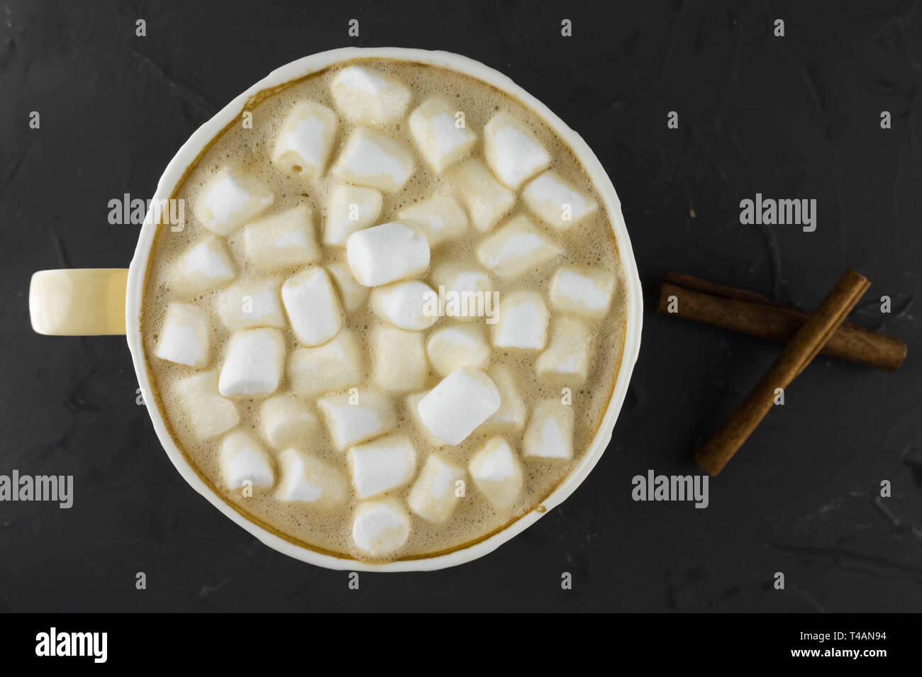 Bella tazza di caffè con marshmallow. Sfondo scuro. Lay piatto. Foto Stock