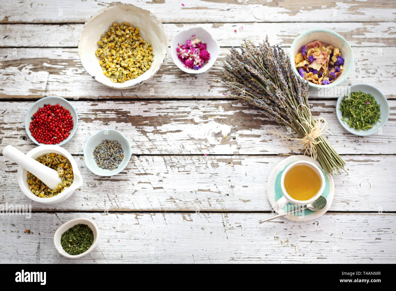 Tisane di erbe con l'aggiunta di lavanda. Un tè aromatico per calmare. Foto Stock