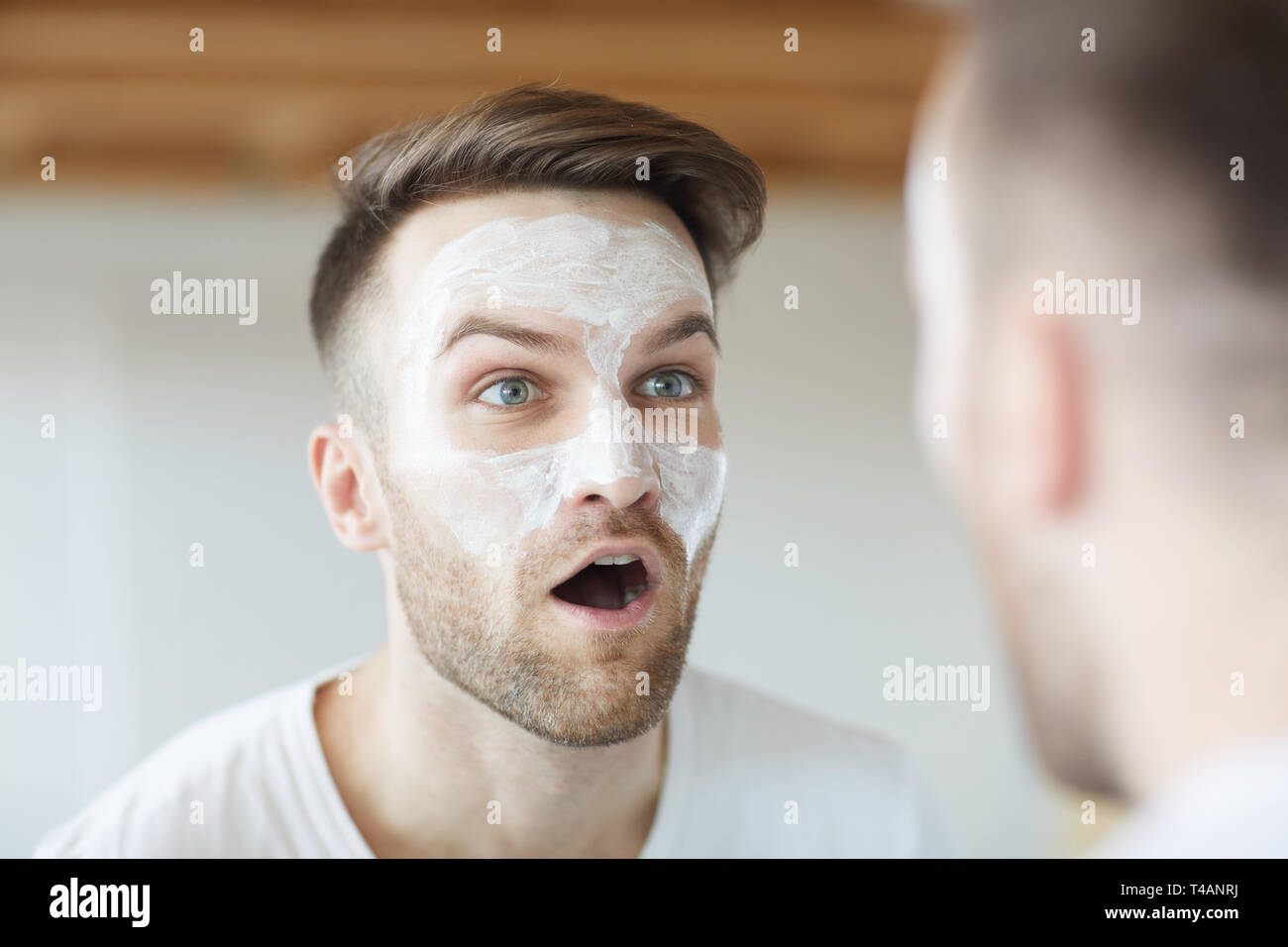 L'uomo facendo facce a specchio Foto Stock