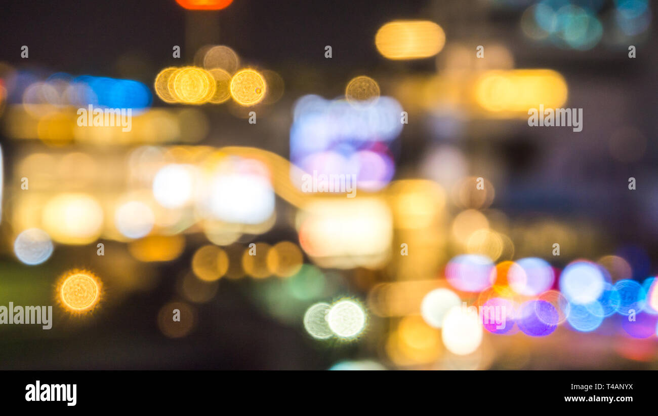 Notte sfocati città bokeh luce a shopping mall, con persone abstract blur sullo sfondo Foto Stock