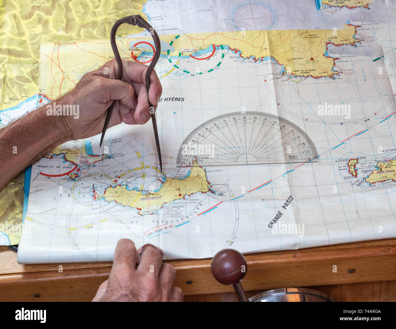 Viaggio al mare, bussola lettura di posizione e a spianare la strada per il goniometro Foto Stock