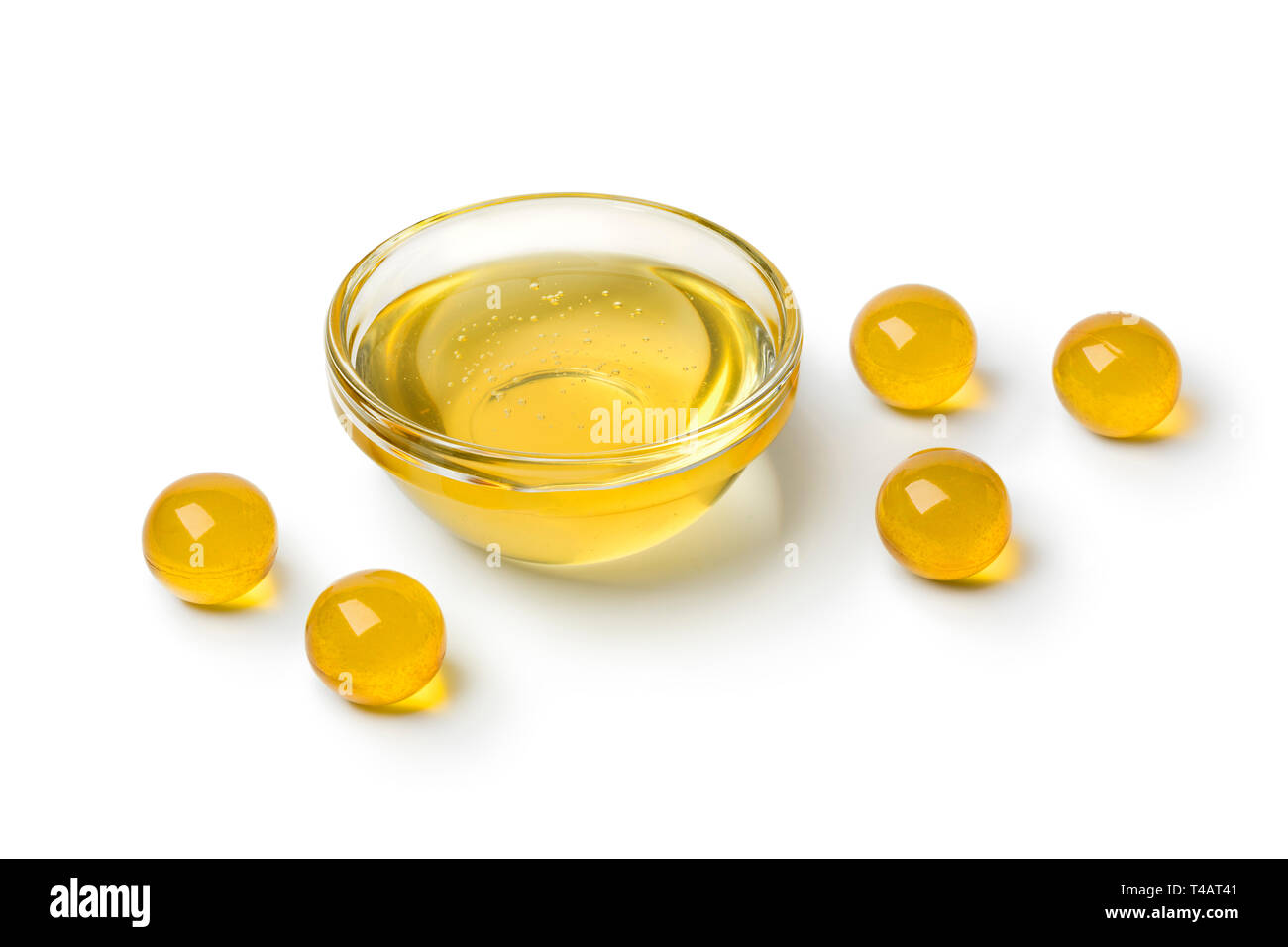 Giallo Miele perle e una ciotola di vetro con miele isolati su sfondo bianco Foto Stock