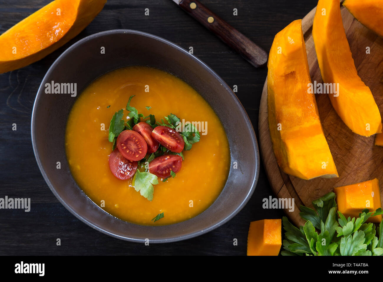 Zuppa di zucca in una ciotola di ceramica - vista superiore Foto Stock