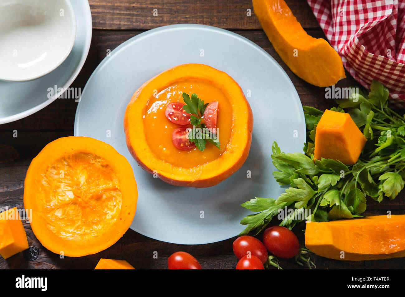 Zuppa di zucca su una piastra di ceramica - vista superiore Foto Stock
