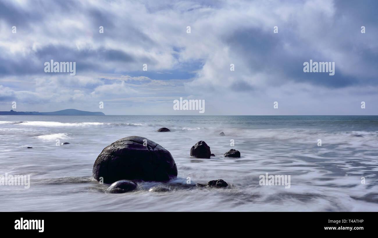 Nuova Zelanda Otago, Moeraki Boulders. La famosa Moeraki sferici massi a nord della costa Otago. Foto Stock