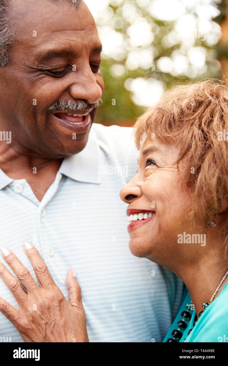 Nero senior di marito e moglie che abbraccia, close up, verticale Foto Stock