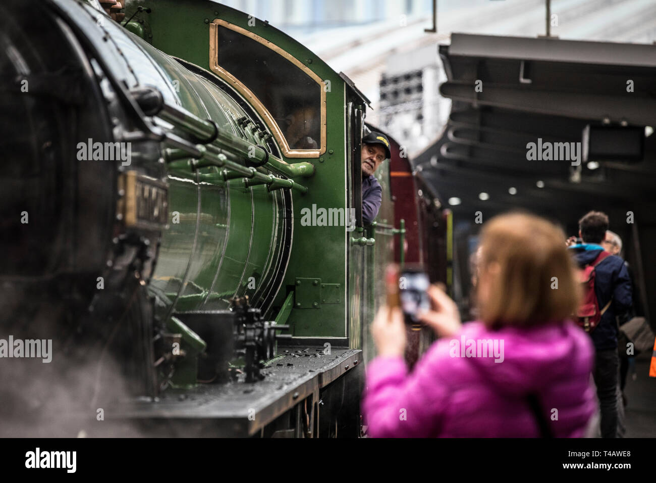 Il Mayflower treno a vapore che verrà eseguito su un orario regolare per la prima volta in cinquant'anni da London Waterloo su un viaggio di andata e ritorno attraverso le colline del Surrey, Regno Unito Foto Stock