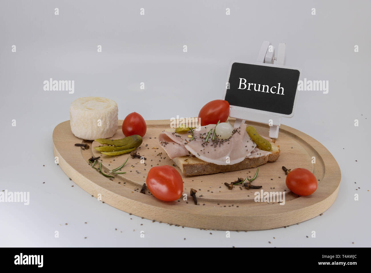 Il brunch con salumi e formaggi francesi Foto Stock