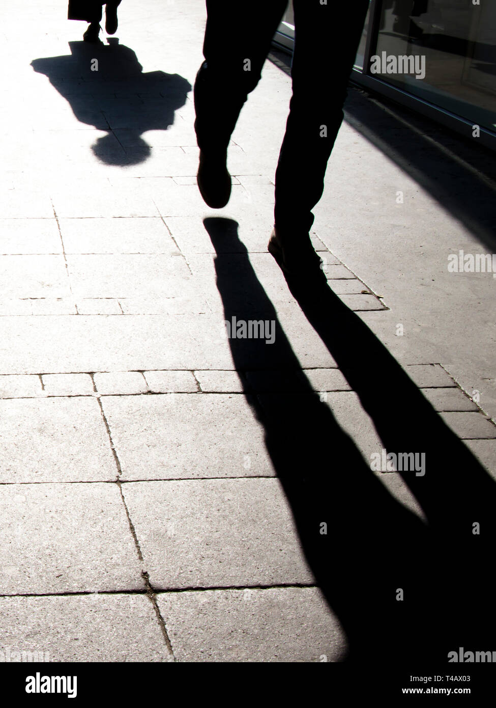 Blurrry silhouete ombra delle persone che camminano in alto contrasto seppia in bianco e nero Foto Stock
