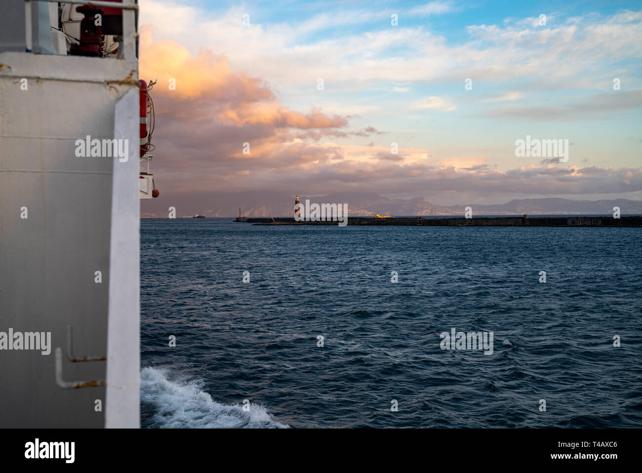 Il Porto di Napoli, Faro al tramonto dal traghetto Caremar impiegato sulla Napoli - Capri Foto Stock