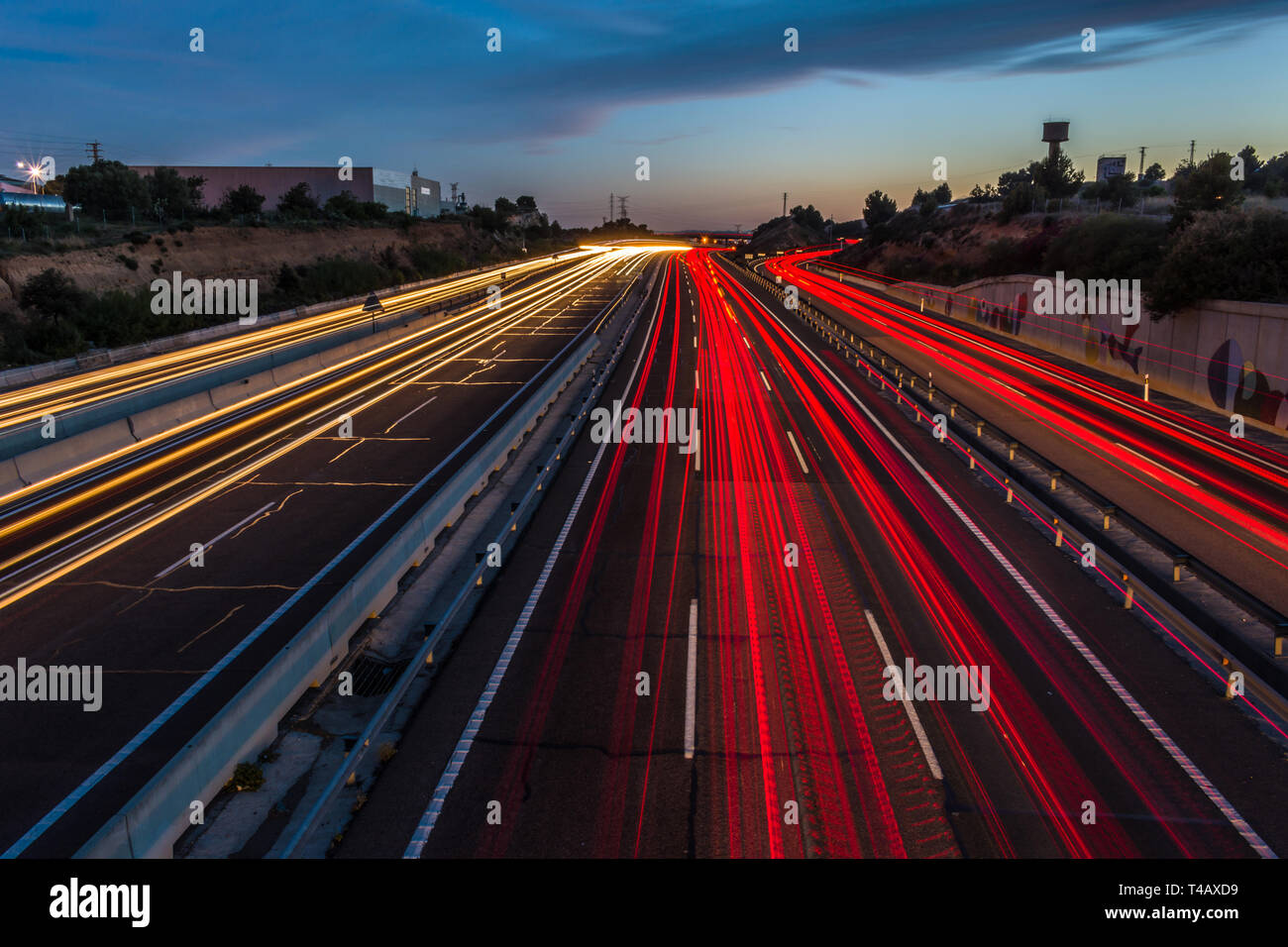 Sentieri di luce sulla autostrada di notte, paesaggio urbano Foto Stock