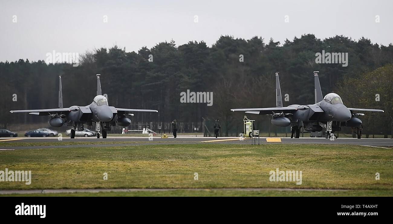48Th Fighter Wing F-15E Strike Eagles preparare a prendere il largo per partecipare all esercizio di punto in bianco a Royal Air Force Lakenheath, Inghilterra, 22 marzo 2019. A fianco di F-15E Strike Eagles assegnato all'492nd e 494th Fighter Squadrons, RAF Typhoon, falco e F-35B Lightning getti hanno anche partecipato. Foto Stock