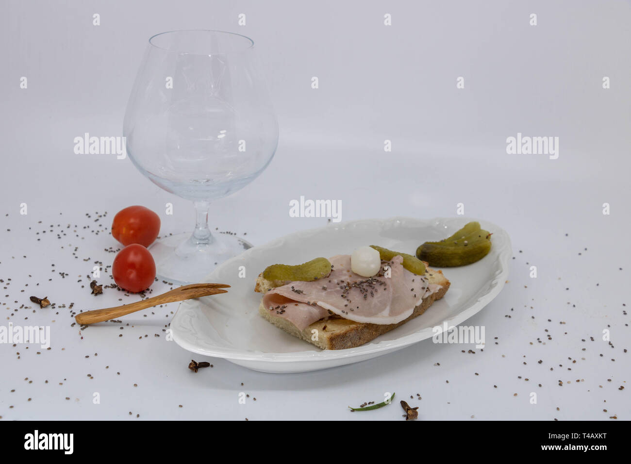 Il burro panino di prosciutto servito con eleganza per il festival dei raccolti, wine bar Foto Stock