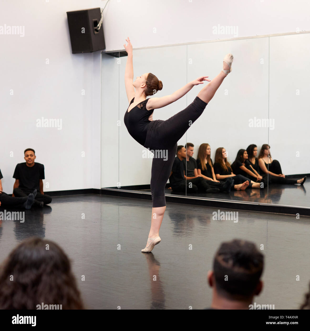 Balletto femmina studente a Performing Arts School esegue per classe e insegnante in studio di danza Foto Stock