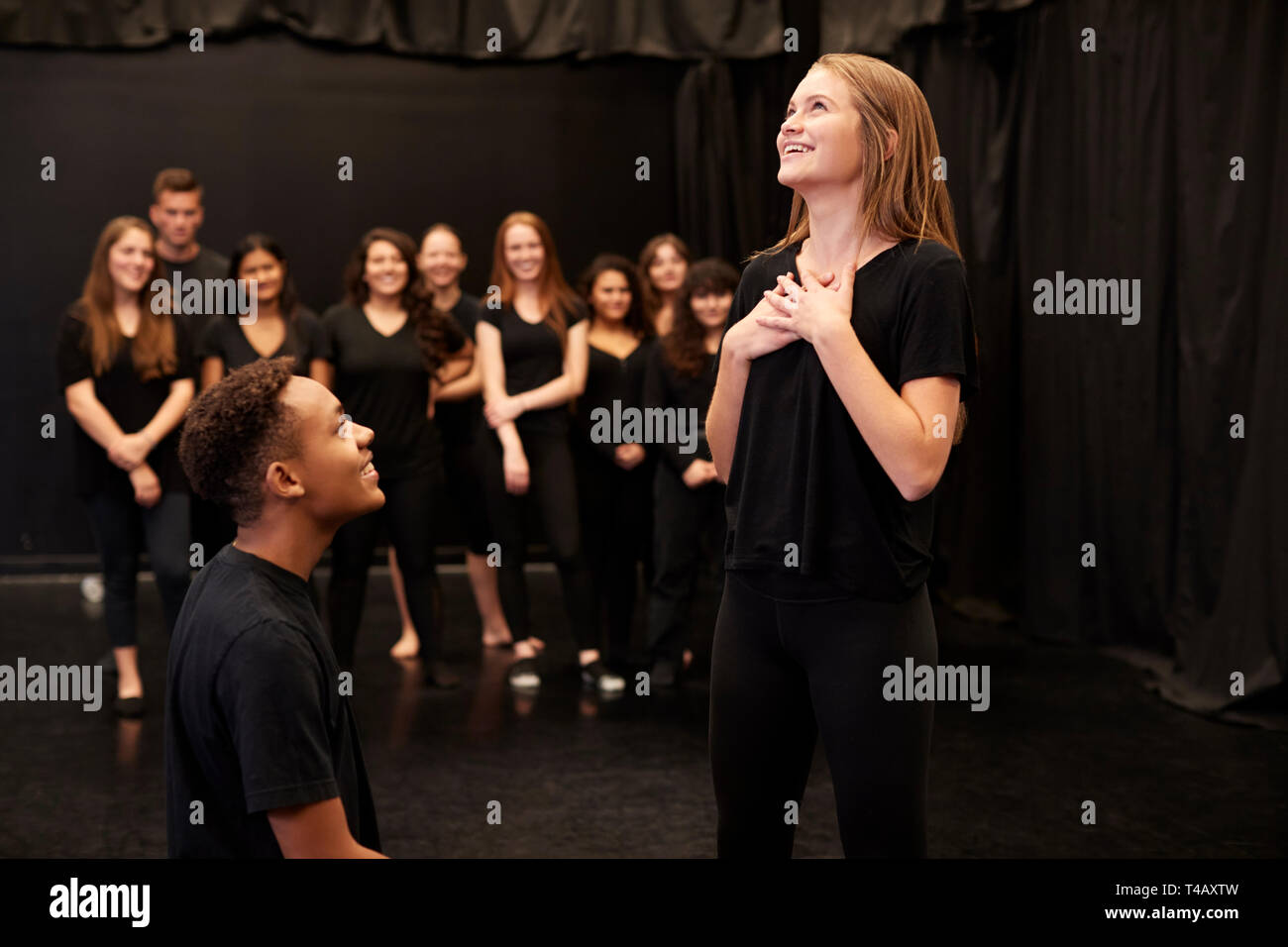 Maschio e femmina gli studenti di dramma a Performing Arts School in Studio improvvisazione classe Foto Stock