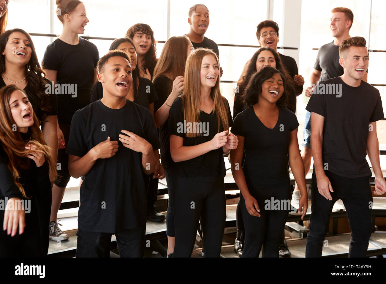Studenti maschi e femmine a cantare in coro presso Performing Arts School Foto Stock