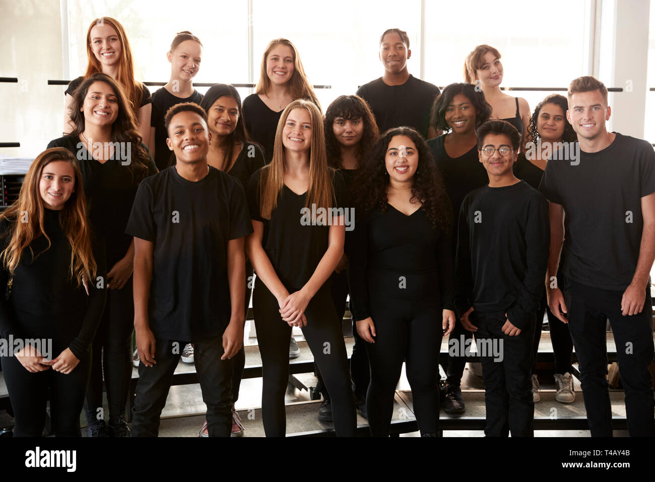 Ritratto di studenti maschi e femmine a cantare in coro presso Performing Arts School Foto Stock