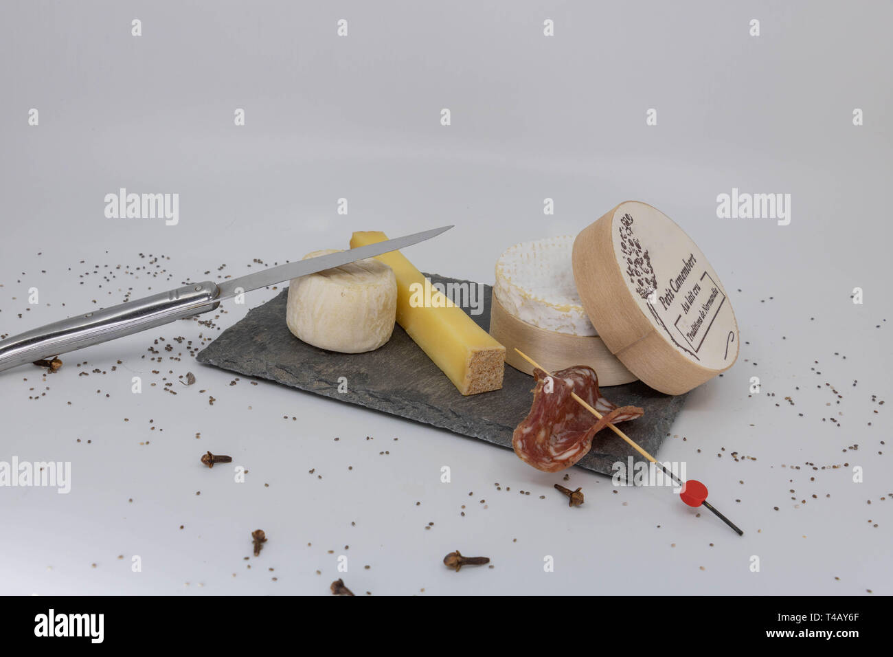 Degustazione di formaggi vassoio con una fetta di salsiccia Foto Stock