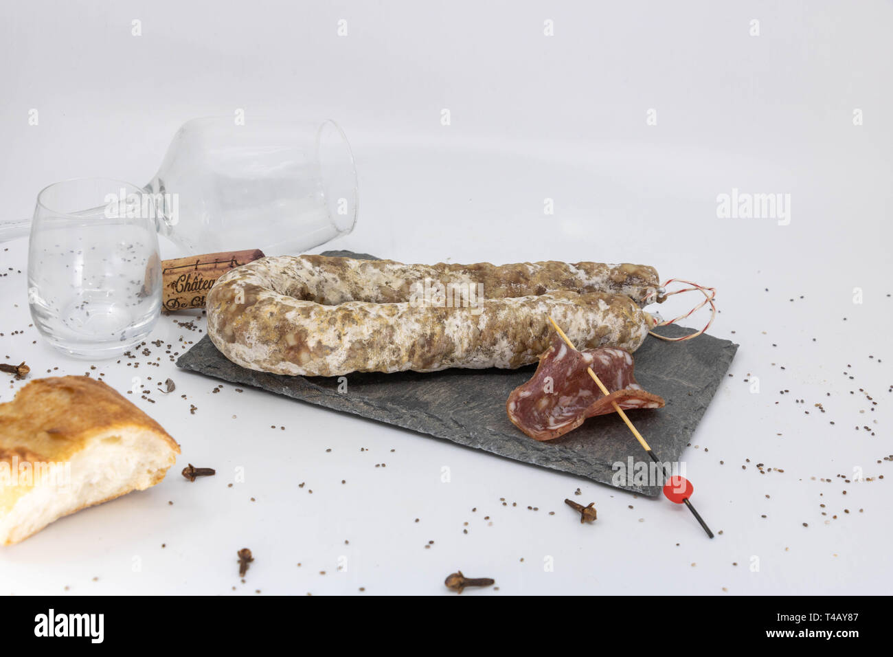 Wine bar, la vendemmia e il Beaujolais Nouveau. Piatto di salumi, pane e bicchieri di vino Foto Stock