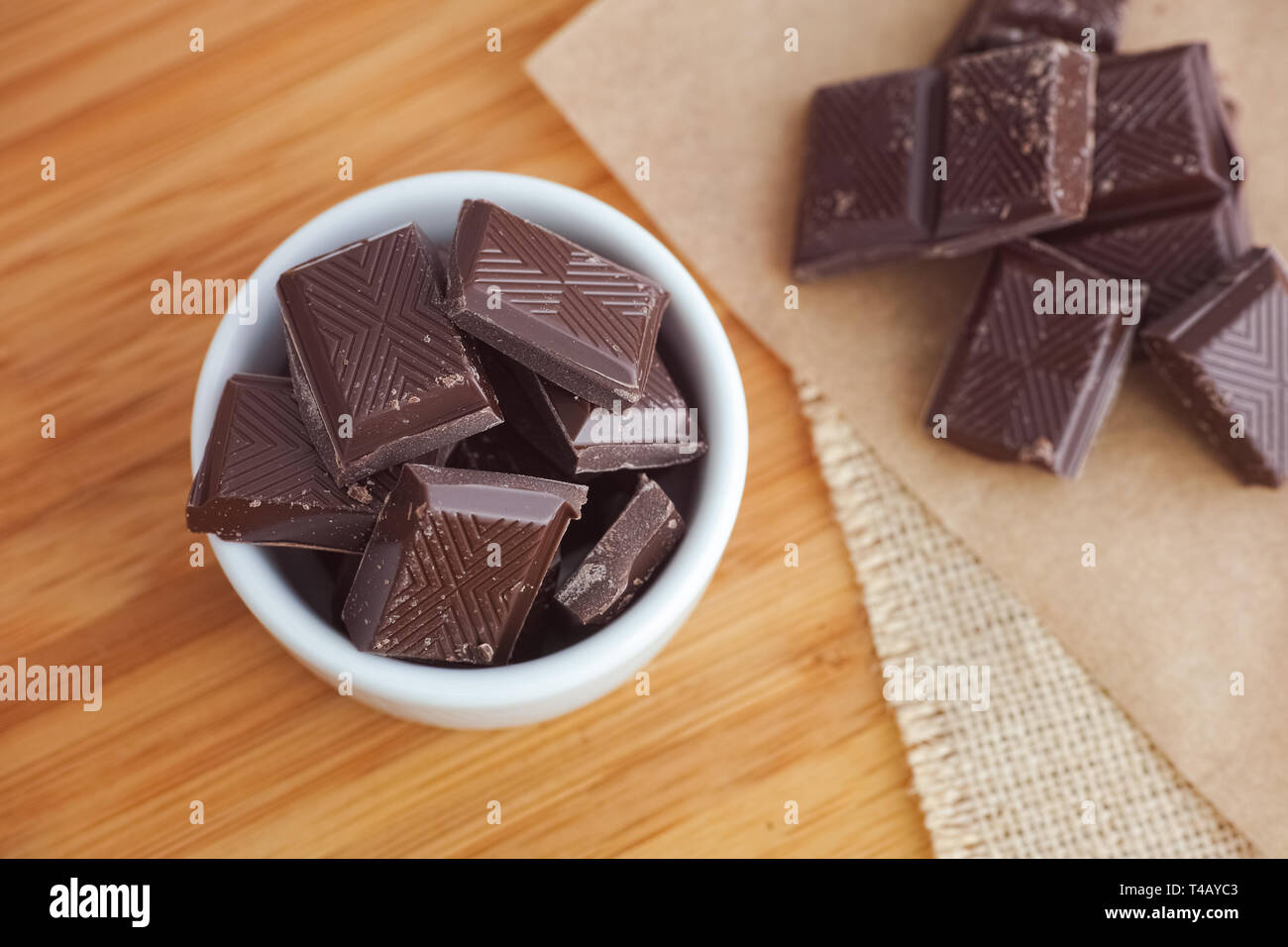 Rotto scuro pezzi di cioccolato in una ciotola. Close up. Foto Stock
