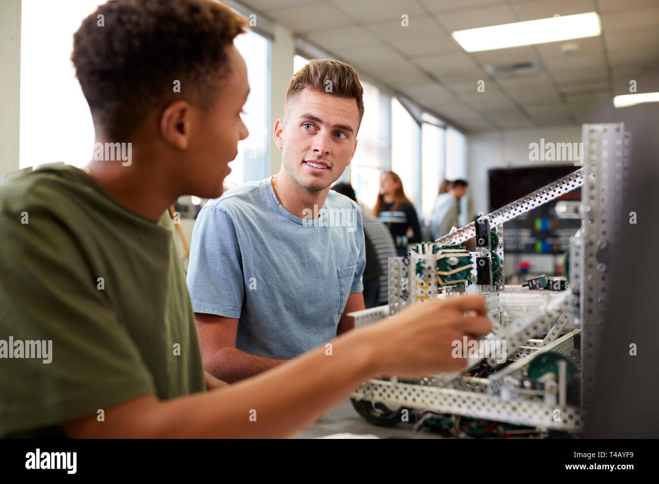 Due maschi gli studenti universitari la costruzione di macchina in Scienza della robotica o classe di ingegneria Foto Stock