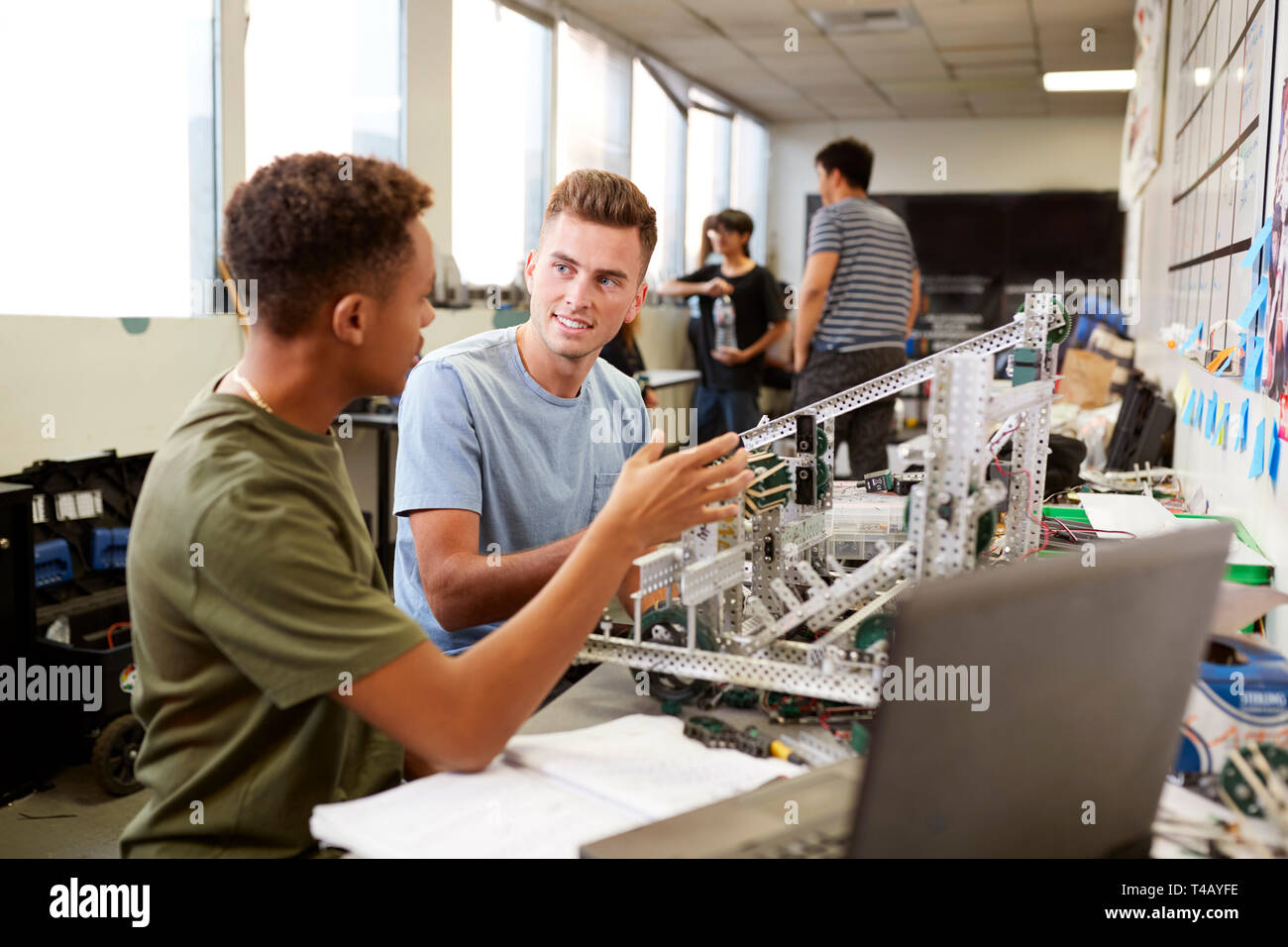 Due maschi gli studenti universitari la costruzione di macchina in Scienza della robotica o classe di ingegneria Foto Stock