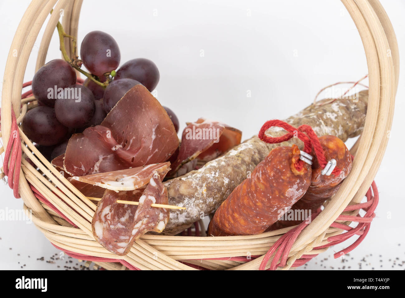 Cesto picnic della vendemmia con uve e charcuterie Foto Stock