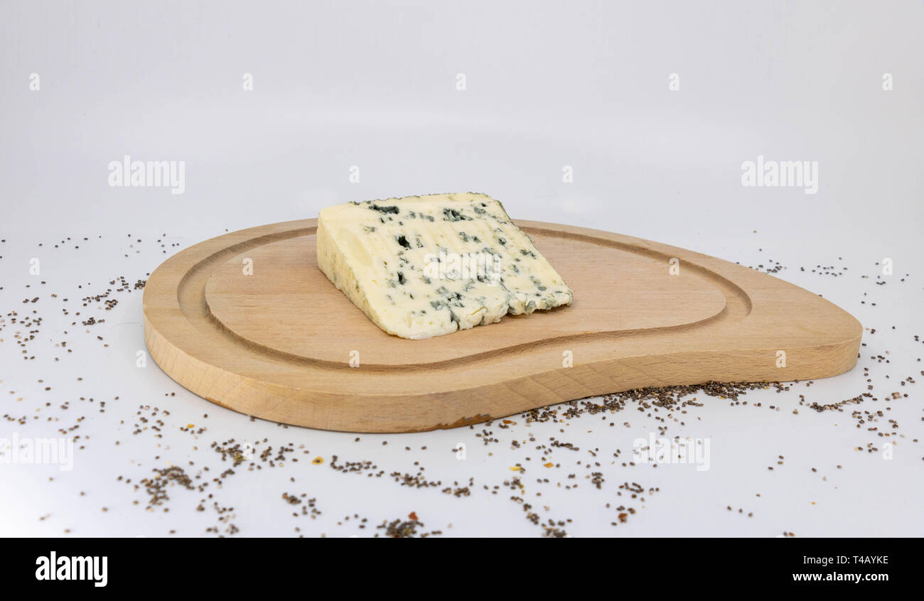 Il formaggio Roquefort francese su una degustazione rustico piatto in legno Foto Stock