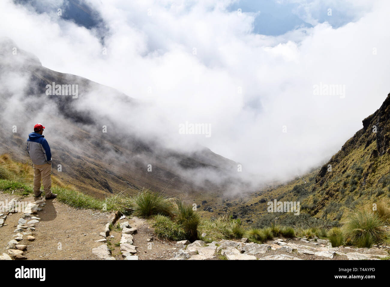Uomo ispanico a guardare il mountain pass noto come morta donna di passare, sulla storica Inca Trail, che va a Machu Picchu in Perù Foto Stock