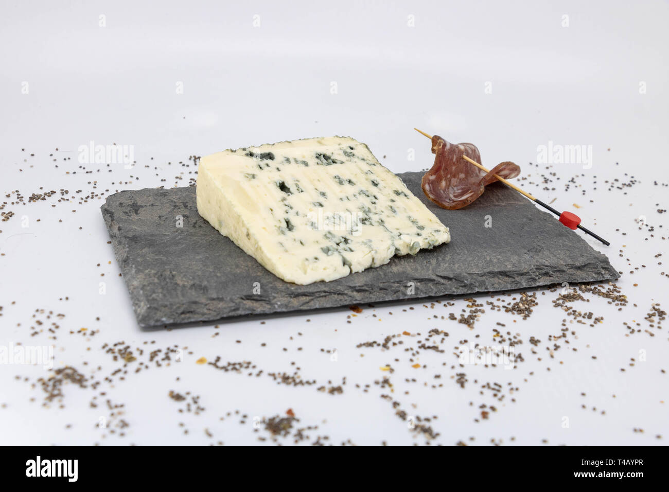 La gastronomia francese degustazione il formaggio di pecora e charcuterie su un vassoio di ardesia Foto Stock