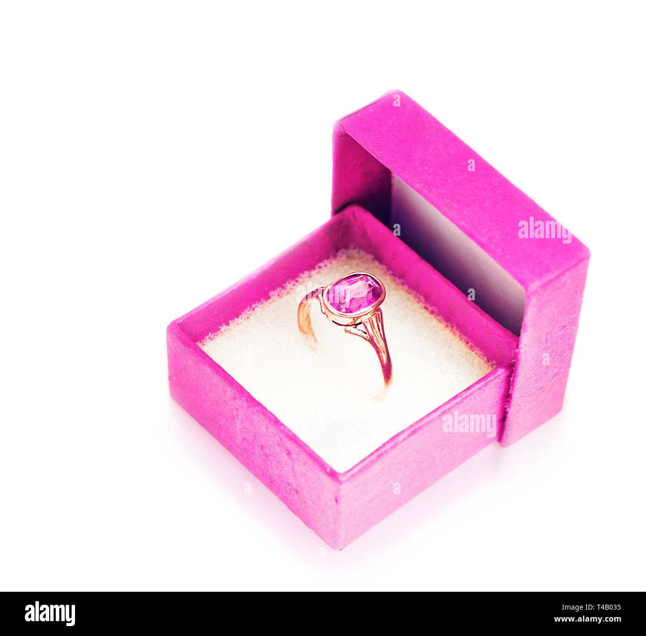 Oro anello da dito nella propria confezione regalo Foto Stock