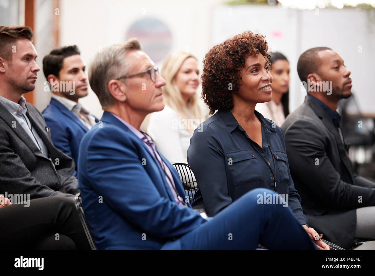Un gruppo di imprenditori e imprenditrici ascoltando la presentazione alla conferenza Foto Stock