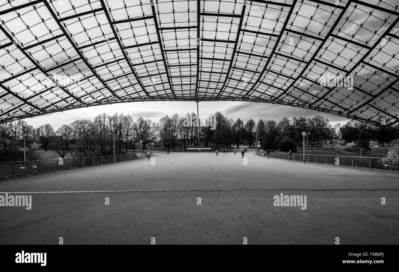 Ingresso ornato tetto nell'Olympiapark Monaco di Baviera. Questo è uno dei passaggi pedonali di fronte al principale Stadio Olimpico utilizzato per le Olimpiadi del 1972. Il T-sh Foto Stock