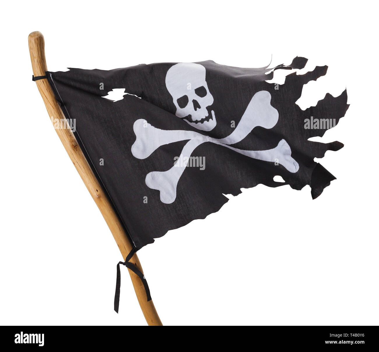Strappata battenti bandiera pirata isolati su sfondo bianco. Foto Stock