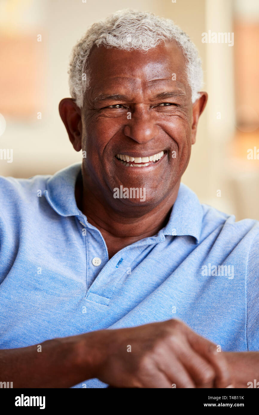 Sorridente uomo Senior rilassante sul divano di casa Foto Stock