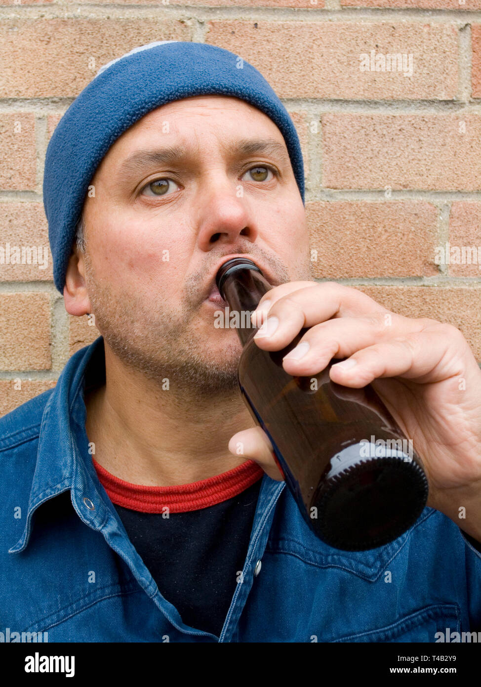 Uomo di bere birra Foto Stock