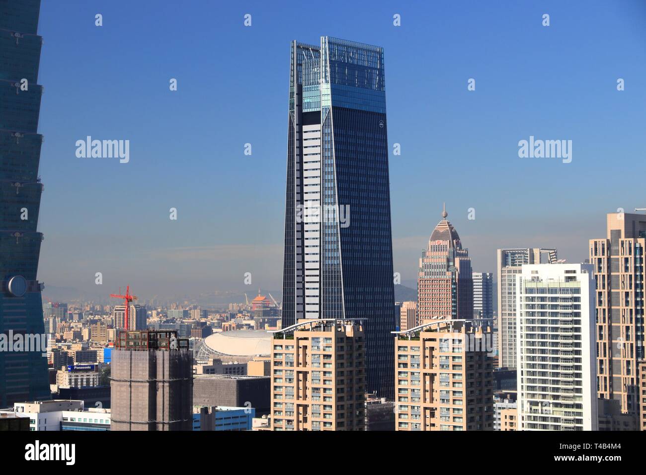 TAIPEI, Taiwan - 3 dicembre 2018: Taipei Nan Shan Plaza edificio in Taiwan. L'edificio dispone di uffici di Deloitte, Hoffmann-La Roche, Apple Taiwan, De Foto Stock