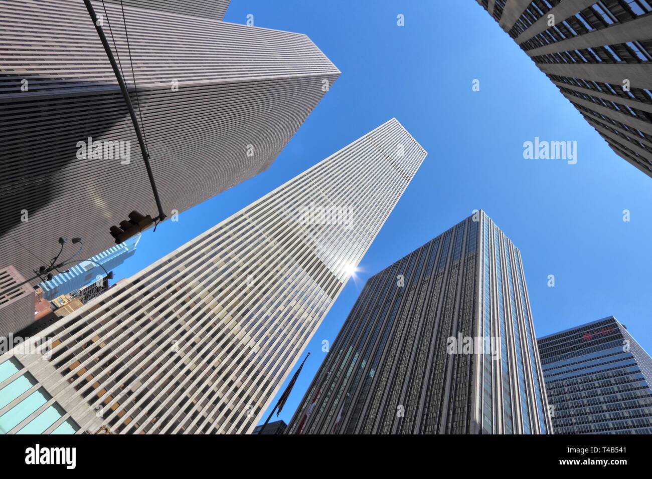 NEW YORK, Stati Uniti d'America - 5 Luglio 2013: vista sulla città di 6th Avenue a New York. Il viale è anche noto come Avenue of the Americas ed è importante arteria di NYC. Foto Stock