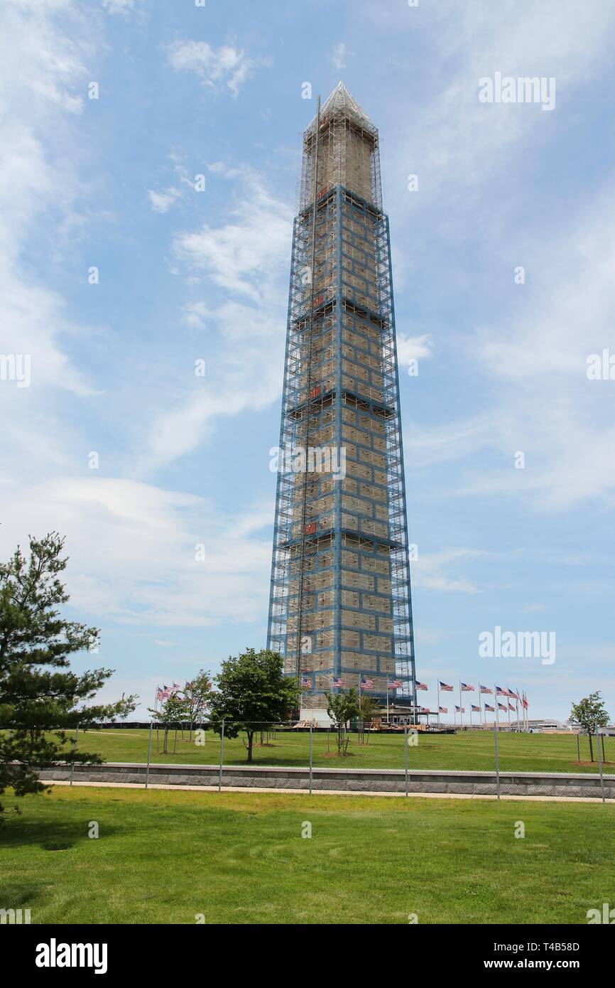 Il Monumento a Washington i lavori di riparazione con i ponteggi dopo i danni del terremoto. Foto Stock