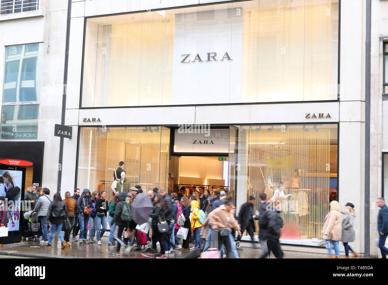 Zara negozio di moda in Oxford Street, London, Regno Unito Foto Stock