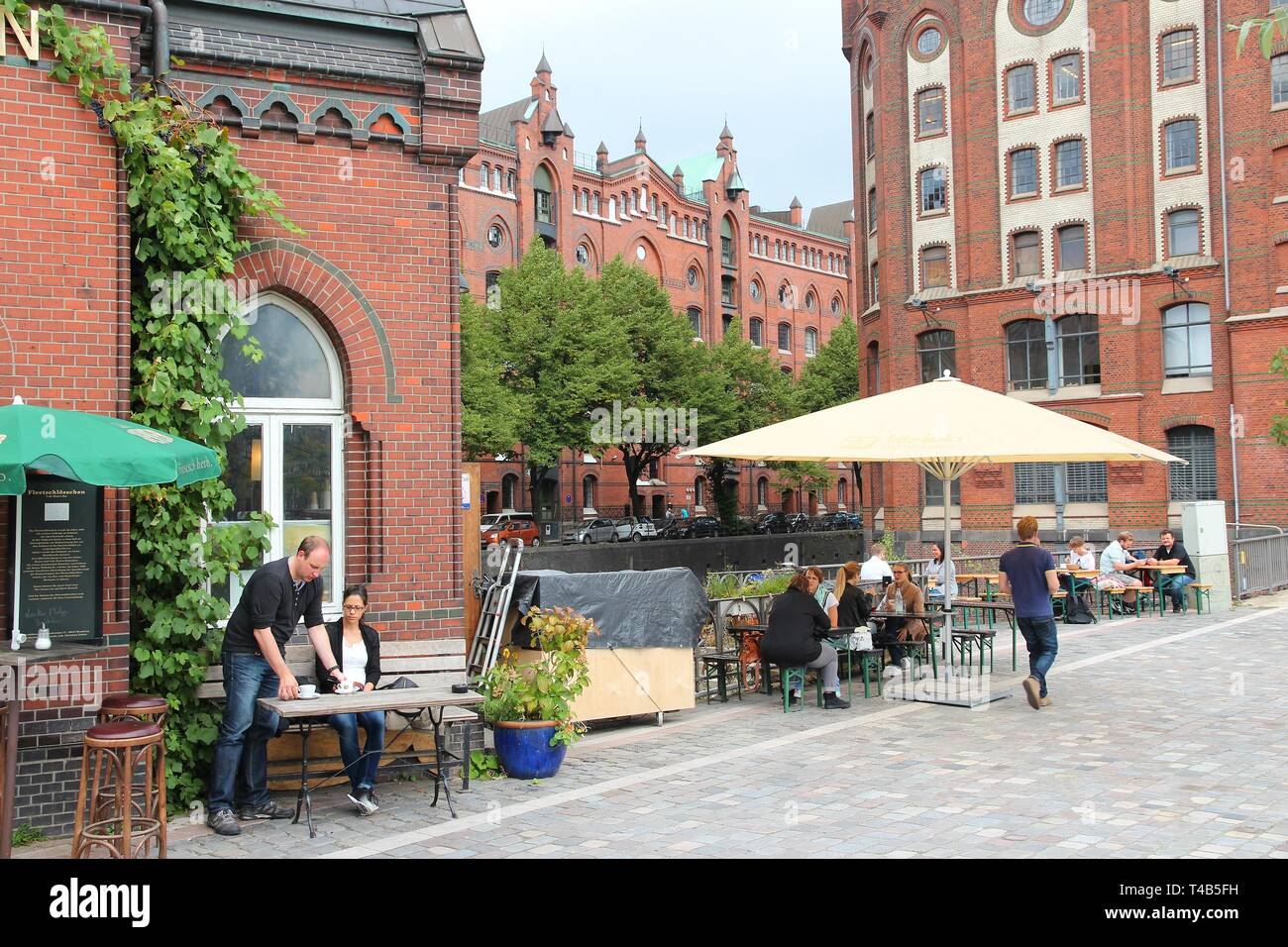 Amburgo, Germania - 29 agosto 2014: la gente visita Speicherstadt storico distretto Warehouse in Amburgo. Con 1.7 milioni di persone ad Amburgo è il 2° larg Foto Stock