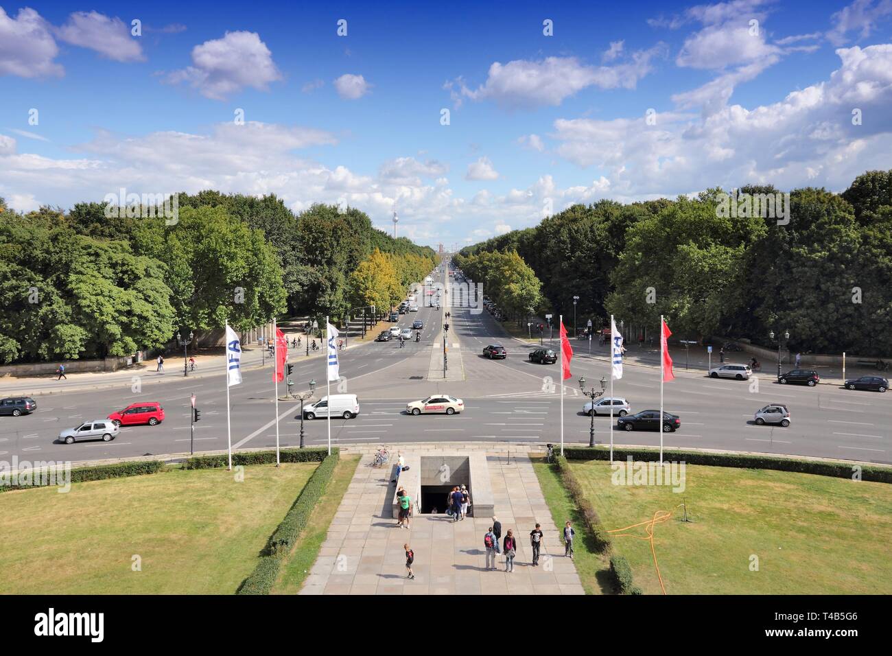 Berlino, Germania - 27 agosto 2014: Automobili Auto xvii giugno Street (Strasse des 17 Juni). Berlino Germania è la più grande città con una popolazione di 3,5 mill Foto Stock
