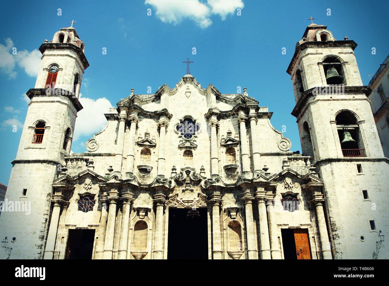L'Avana, Cuba - architettura della città. Famosa Cattedrale barocca, con le sue torri asimmetriche. Retro Vintage foto a colori. Foto Stock