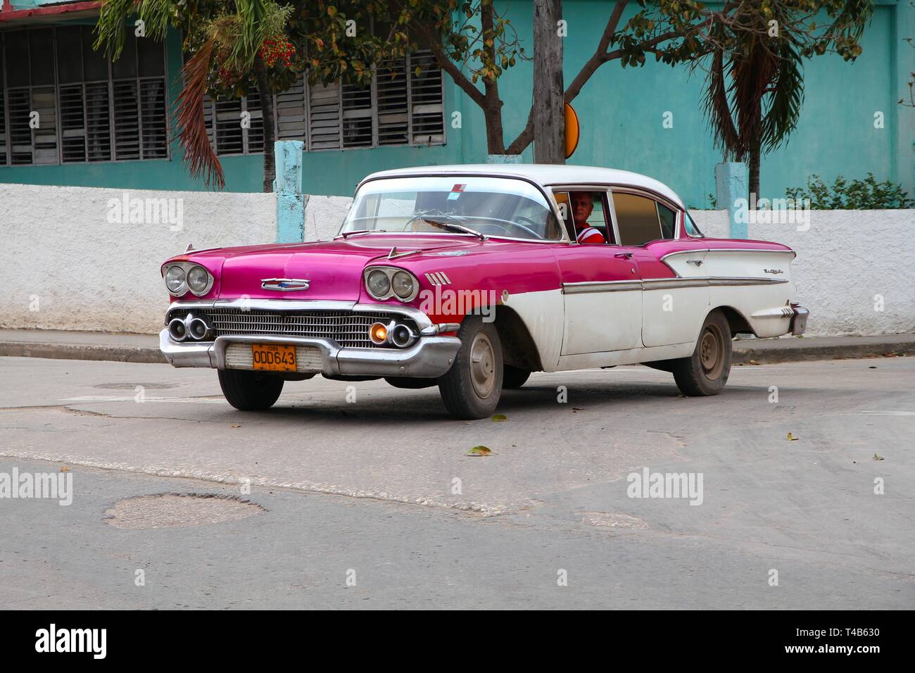 HOLGUIN, CUBA - febbraio 16: Unità cubano vecchia auto il 16 febbraio 2011 a Holguin, Cuba. Recente modifica della legge consente i cubani al commercio vetture dopo esso Foto Stock