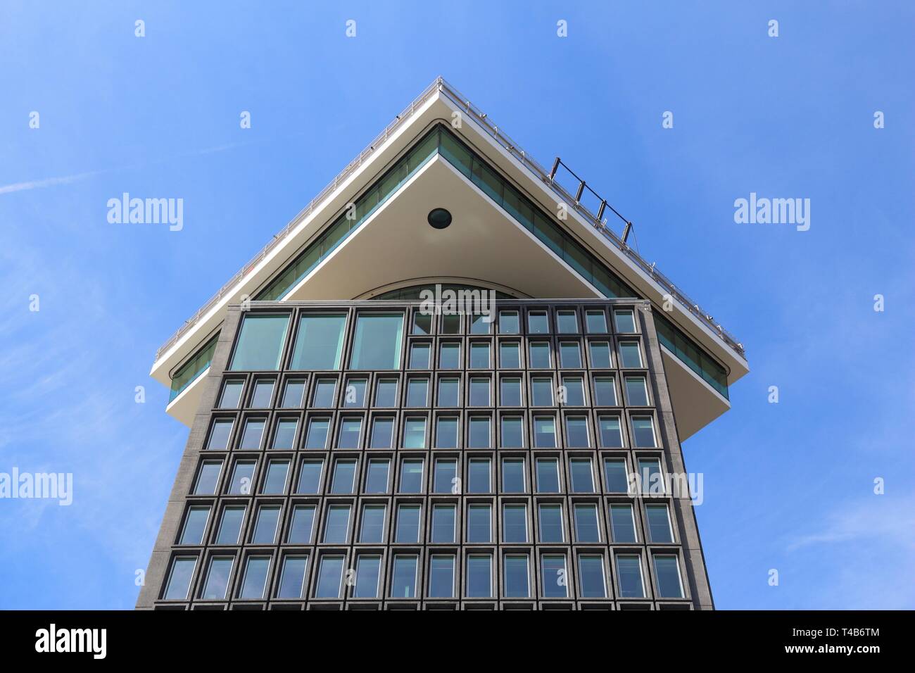 AMSTERDAM, Paesi Bassi - 9 Luglio 2017: un'dam Toren edificio di Amsterdam, Paesi Bassi. Il forte rialzo è stato disegnato da Arthur Staal e dispone di un obse Foto Stock