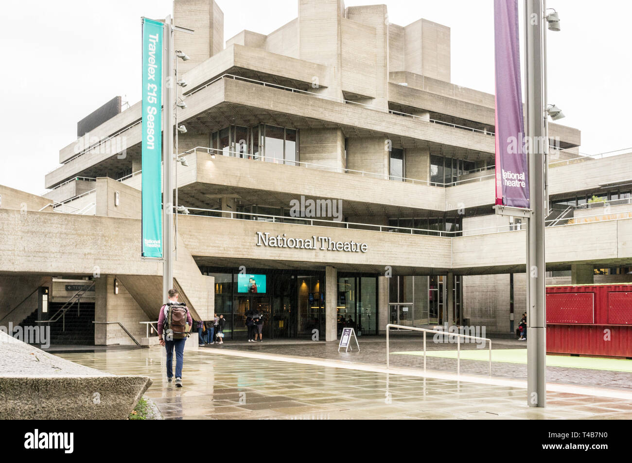 Teatro Nazionale sulla South Bank di Londra, Inghilterra, GB, UK. Progettato dagli architetti Sir Denys Lasdun e Peter Softley. Foto Stock