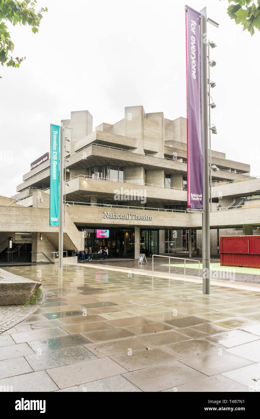 Teatro Nazionale sulla South Bank di Londra, Inghilterra, GB, UK. Progettato dagli architetti Sir Denys Lasdun e Peter Softley. Foto Stock