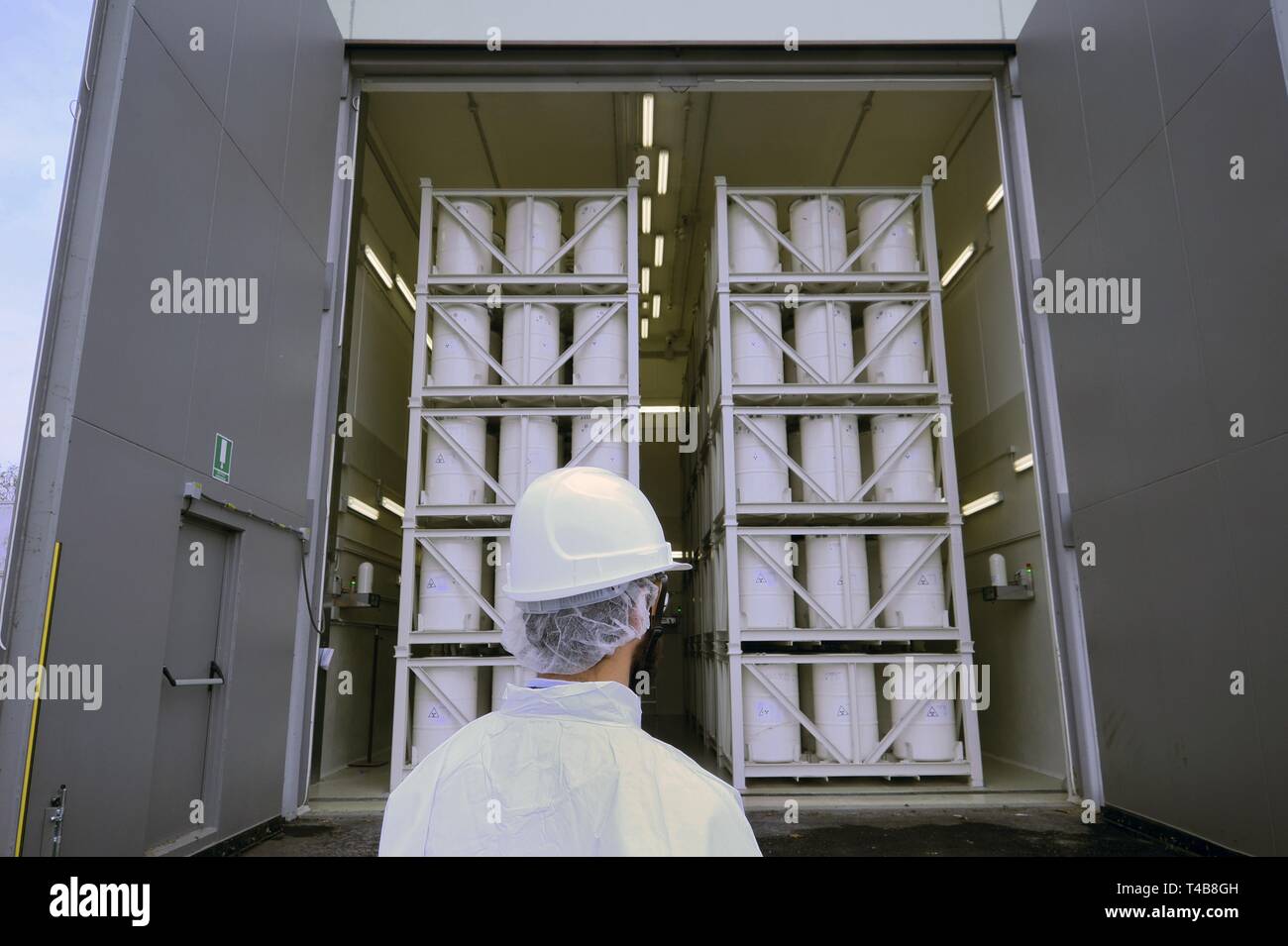 Trino Vercellese centrale nucleare, nel processo di disattivazione da parte della società Sogin, responsabile per lo smantellamento del nucleare italiano piante dopo il referendum popolari del 1987 e 2011. 'Test' serbatoio dei residui radioattivi e di storage. Foto Stock