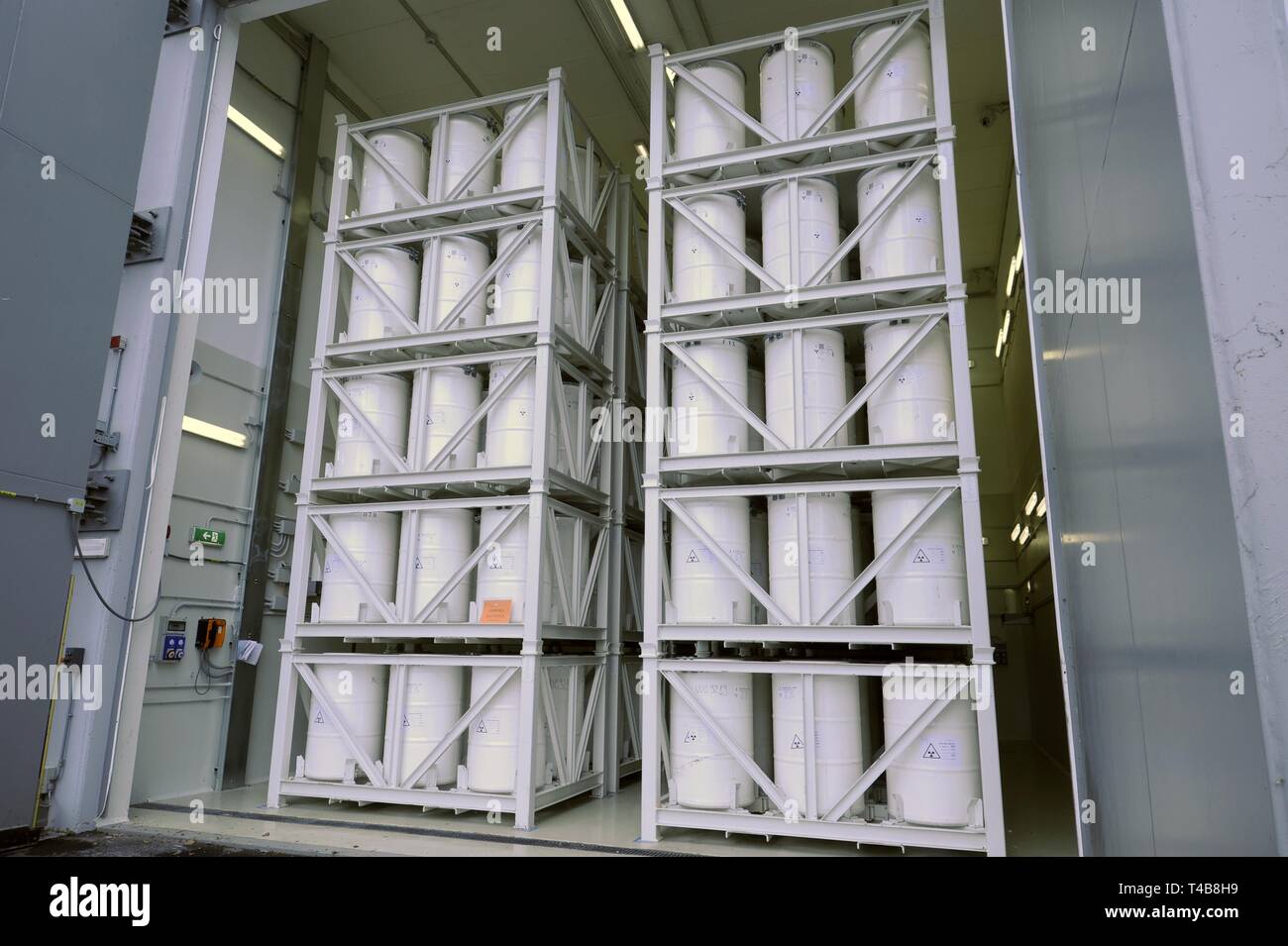 Trino Vercellese centrale nucleare, nel processo di disattivazione da parte della società Sogin, responsabile per lo smantellamento del nucleare italiano piante dopo il referendum popolari del 1987 e 2011. 'Test' serbatoio dei residui radioattivi e di storage. Foto Stock