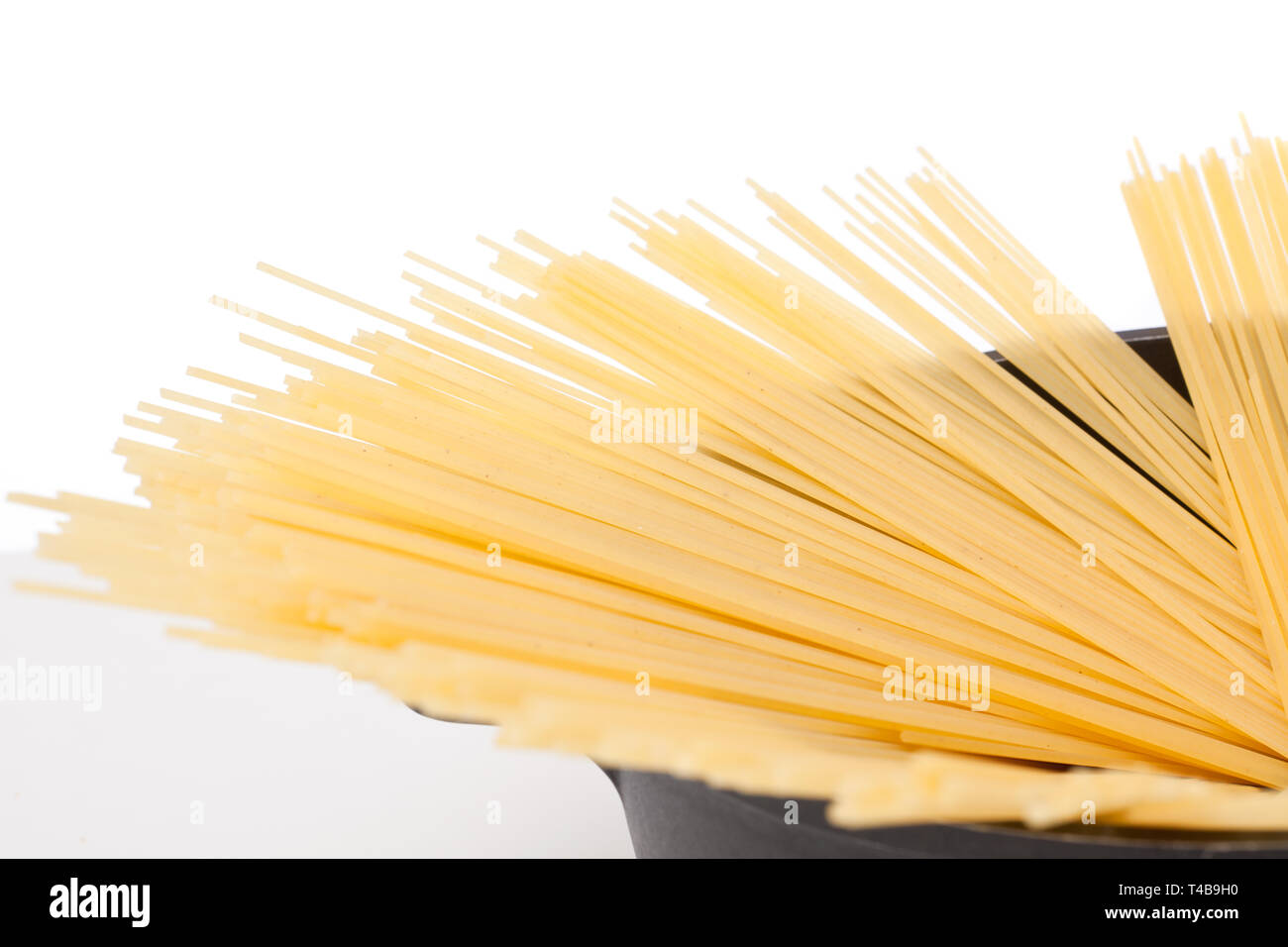 Non cotti spaghetti bolognese Foto Stock